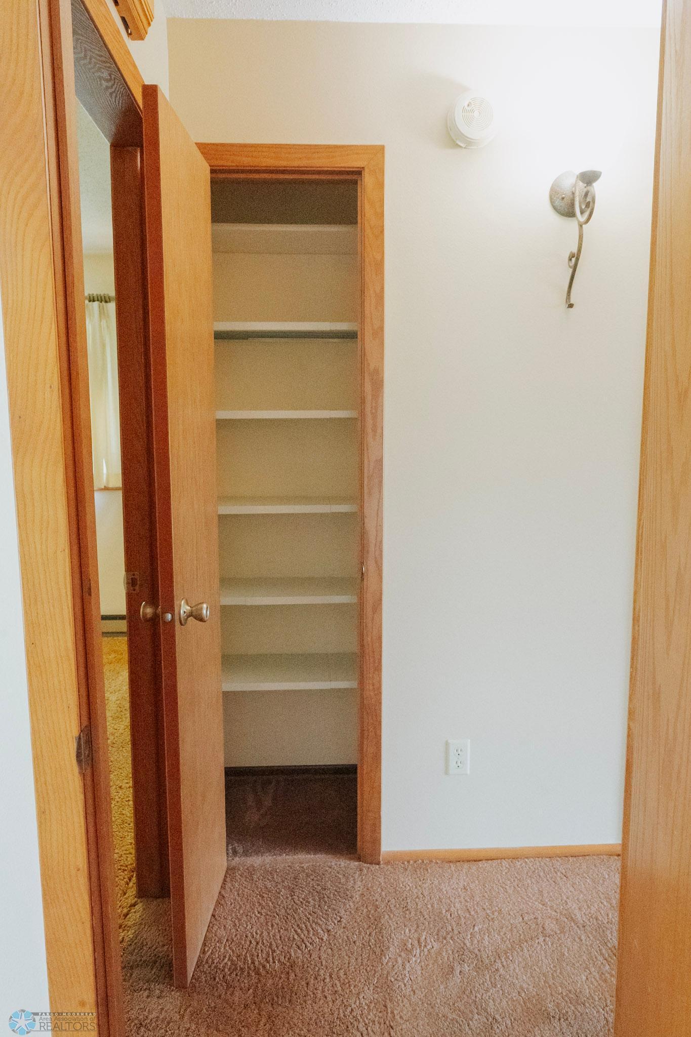 Valley City, North Dakota 58072, United States, 3 Bedrooms Bedrooms, ,2 BathroomsBathrooms,Residential,Pending,191078