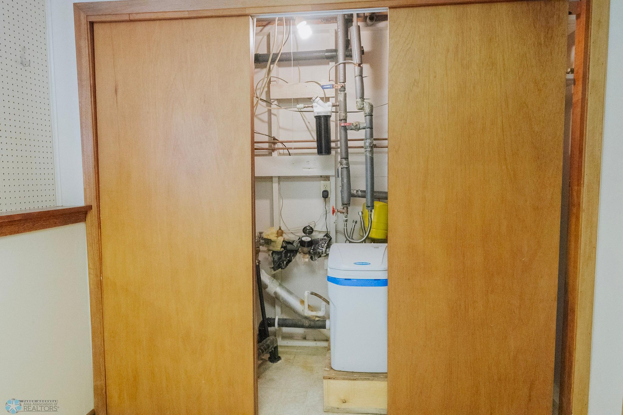 Valley City, North Dakota 58072, United States, 3 Bedrooms Bedrooms, ,2 BathroomsBathrooms,Residential,Pending,191078