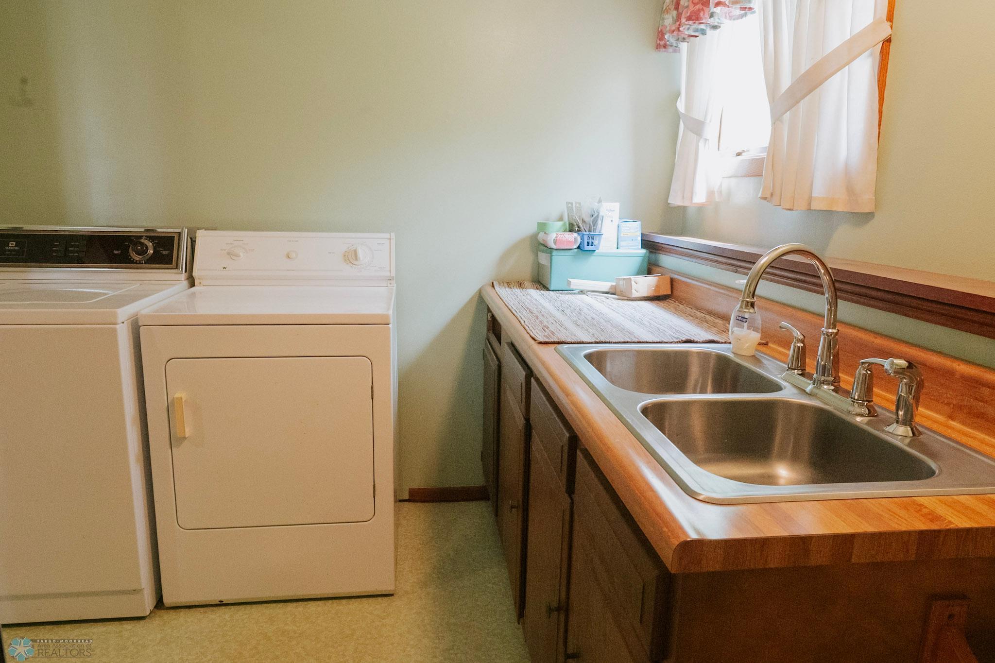 Valley City, North Dakota 58072, United States, 3 Bedrooms Bedrooms, ,2 BathroomsBathrooms,Residential,Pending,191078