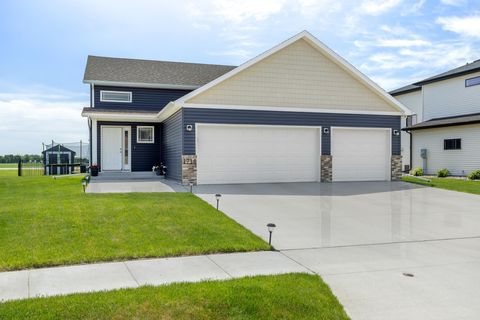 Homes For Sale - 1714 75th Avenue<br/> Fargo, ND 58104
