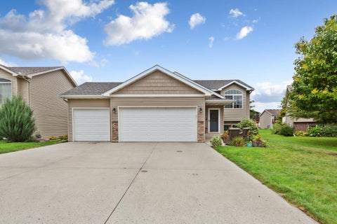 Homes For Sale - 104 Kingsmill Court<br/> Mankato, MN 56001