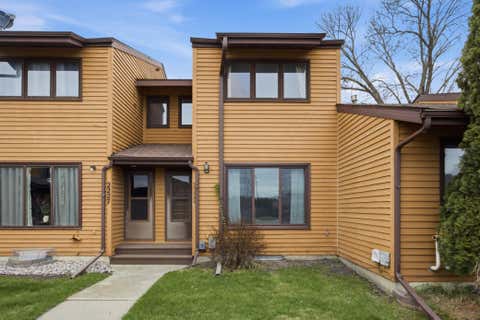 Townhouse For Sale - 2229 4th Avenue<br/> Clay County, Moorhead, MN 56560
