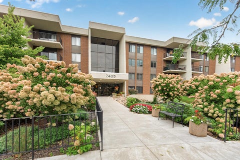 Condo For Sale - 2465 Londin Lane<br/> Maplewood, MN 55119