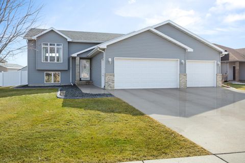 Homes For Sale - 4512 44th Street<br/> Fargo, ND 58104