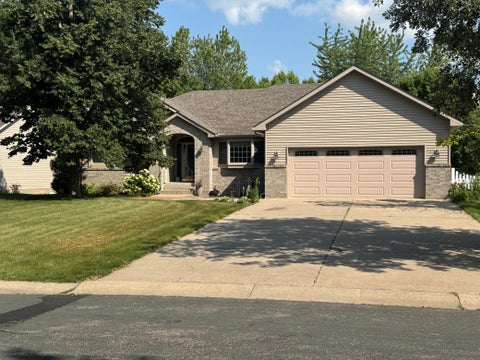 Homes For Sale - 955 Lakewood Drive<br/> Mcleod County, Hutchinson, MN 55350