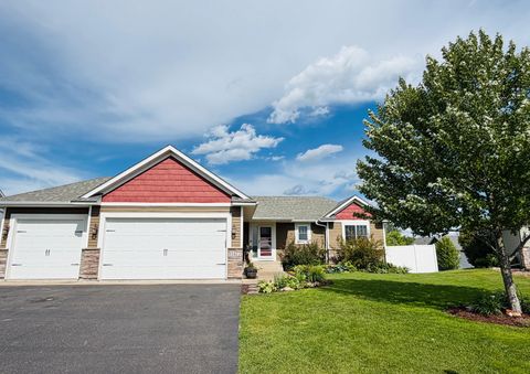 Homes For Sale - 11477 Killarney Drive<br/> Chisago City, MN 55013