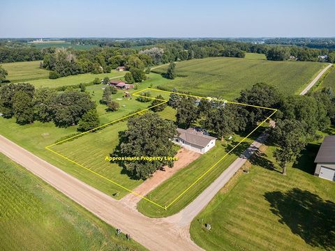 Homes For Sale - 16796 220th Street<br/> Hutchinson, MN 55350