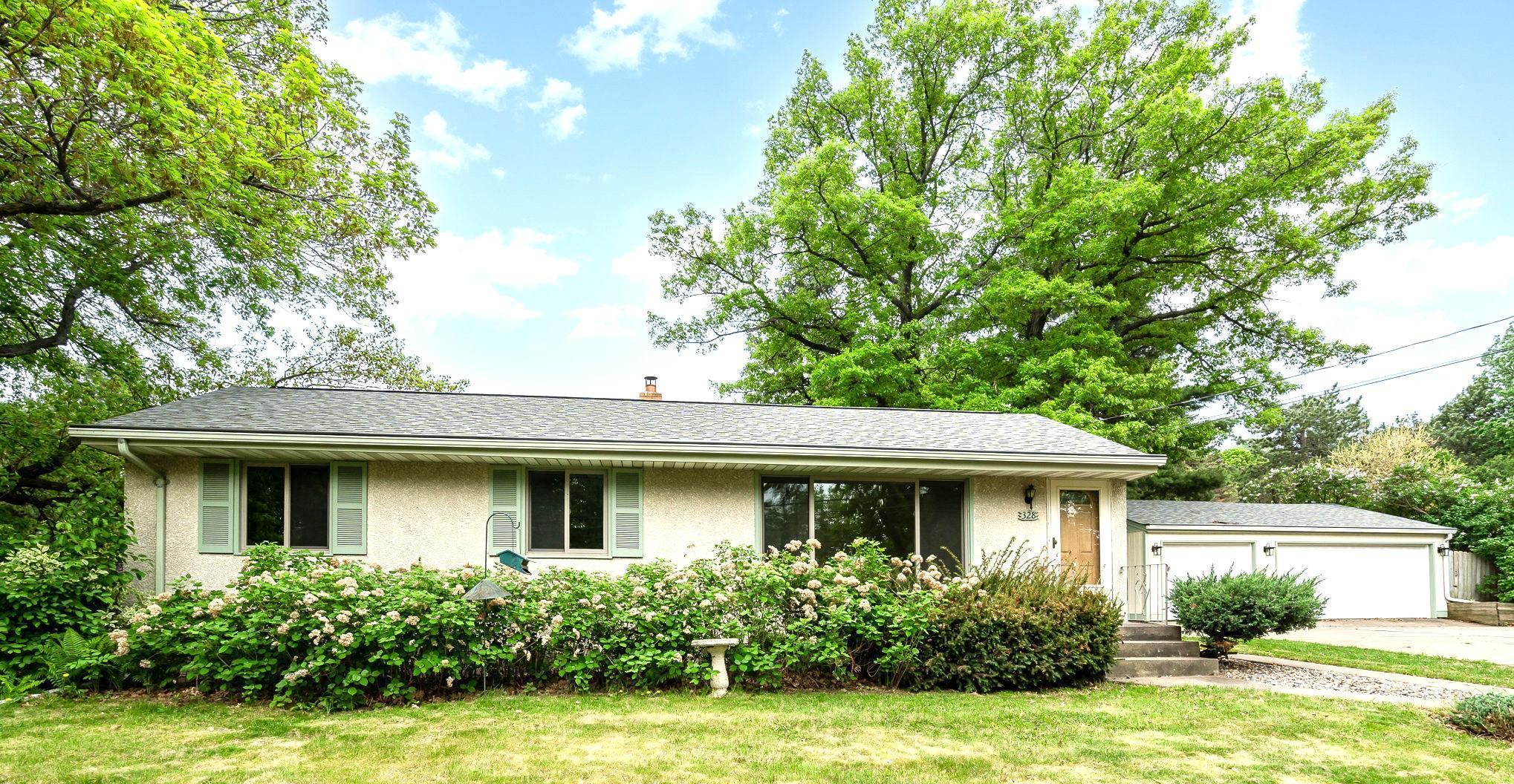 328 County Road B2, Roseville, Minnesota image 2