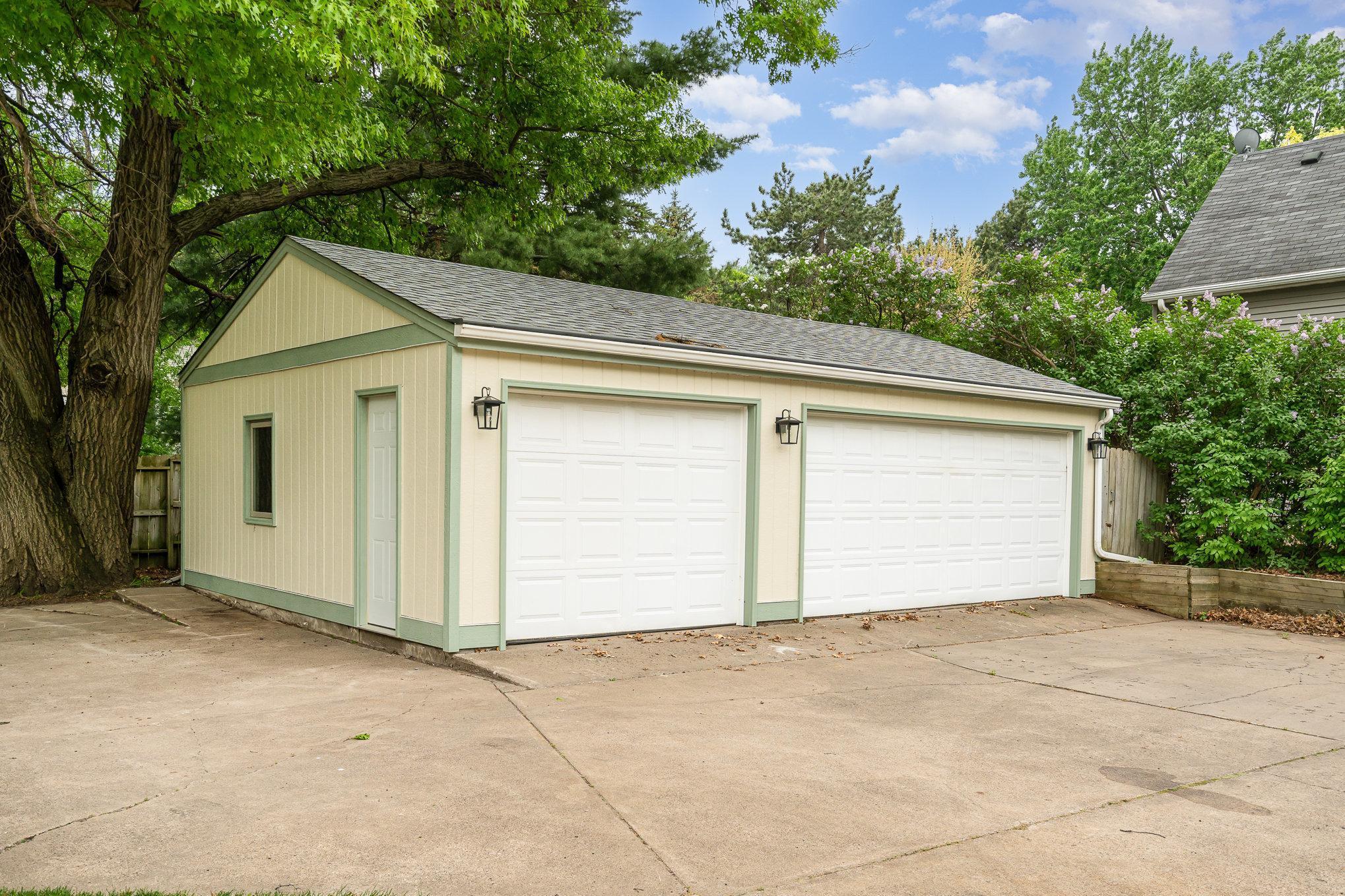 328 County Road B2, Roseville, Minnesota image 1