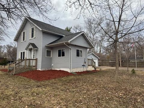 Homes For Sale - 1078 Jefferson Street<br/> Hutchinson, MN 55350
