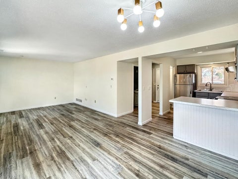 Townhouse For Sale - 607 E Burnsville Parkway<br/> Dakota County, Burnsville, MN 55337