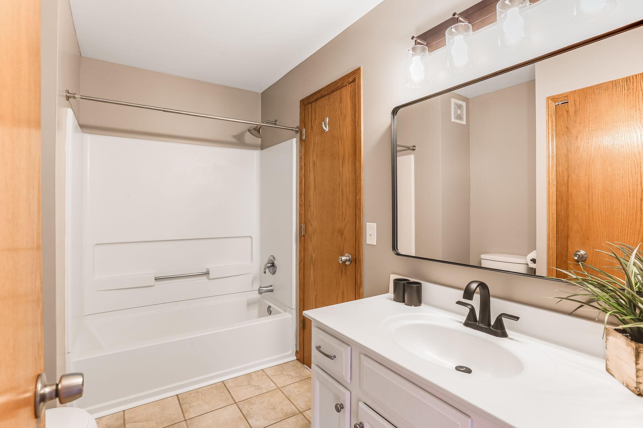 318 Wilderness Drive, Chaska, Minnesota image 18