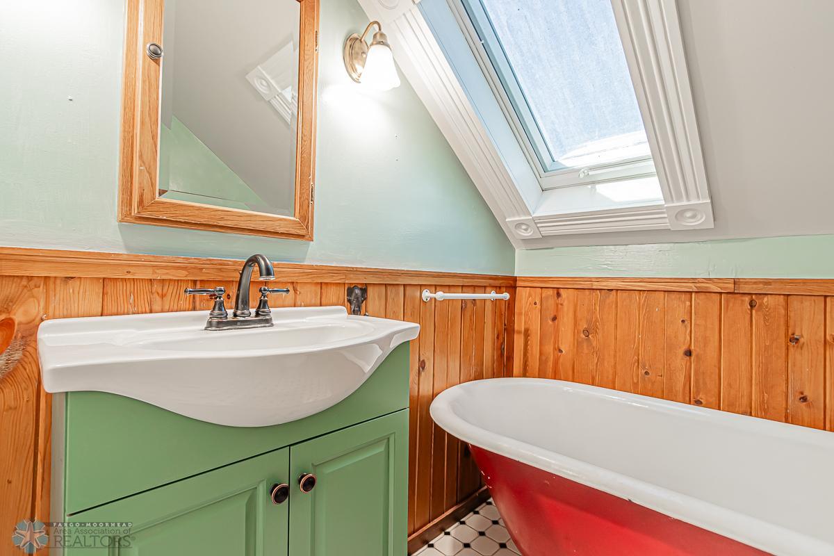 Moorhead, Minnesota 56560, United States, 4 Bedrooms Bedrooms, ,2 BathroomsBathrooms,Residential,Pending,55128