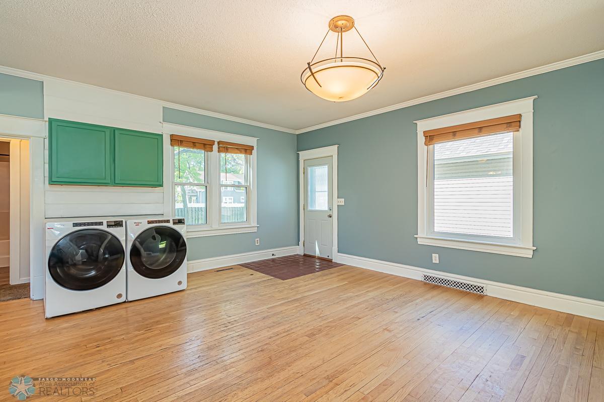 Moorhead, Minnesota 56560, United States, 4 Bedrooms Bedrooms, ,2 BathroomsBathrooms,Residential,Pending,55128