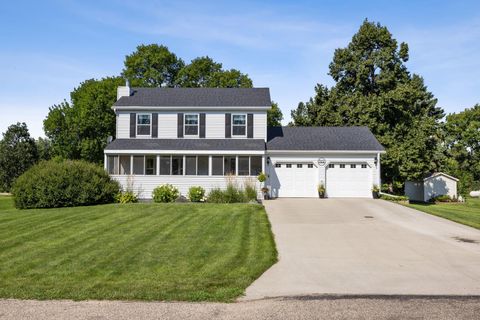 Homes For Sale - 522 9th Avenue<br/> Casselton, ND 58012