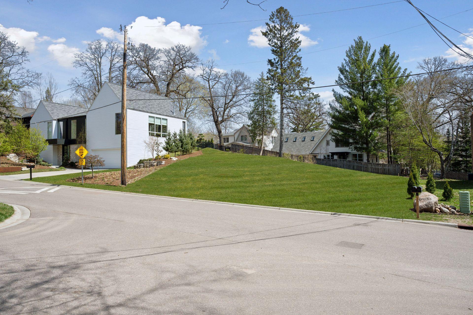 1052 E Circle Drive, Wayzata, Minnesota image 2