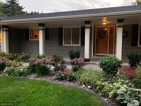Homes For Sale - 13216 Oakland Drive<br/> Dakota County, Burnsville, MN 55337
