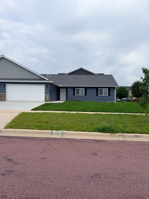 Townhouse For Sale - 2025 Clark Street<br/> Nicollet County, Saint Peter, MN 56082