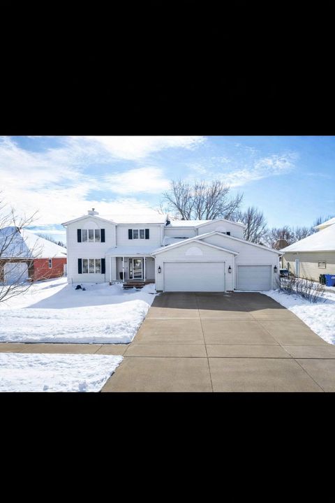 Homes For Sale - 916 42nd Avenue<br/> Fargo, ND 58102