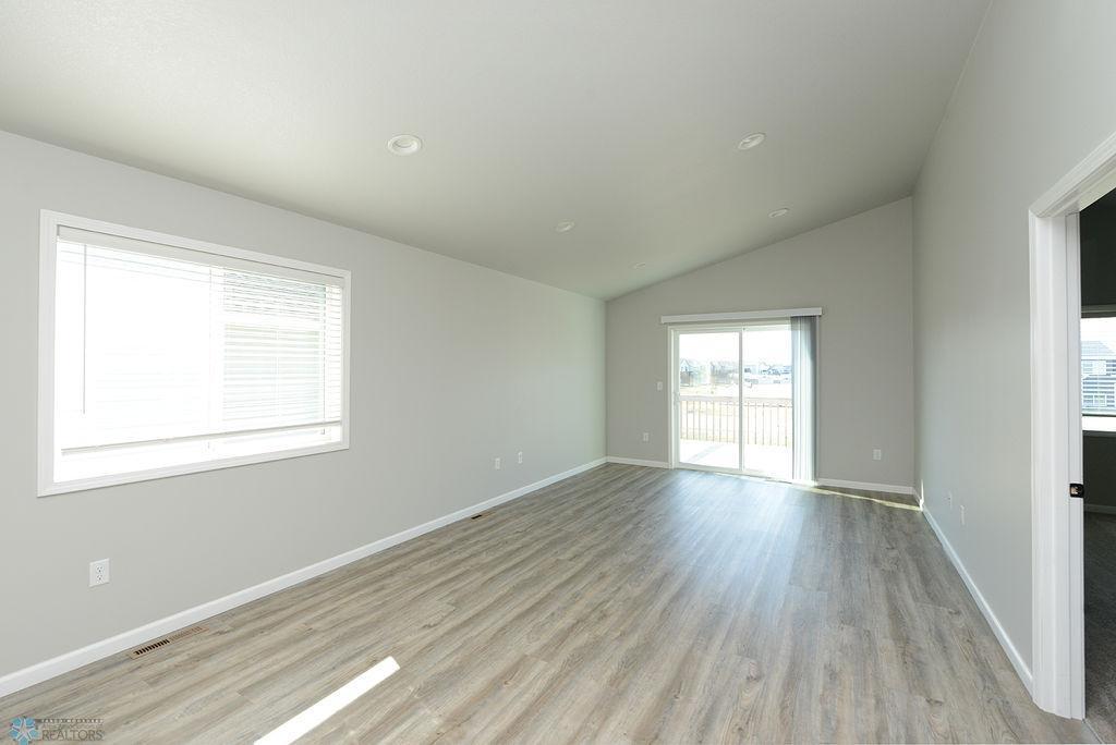 1039 Barnes Drive, West Fargo, North Dakota image 10