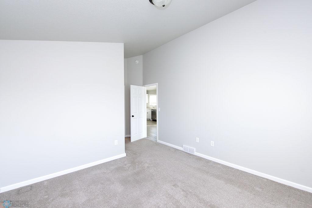 1039 Barnes Drive, West Fargo, North Dakota image 12