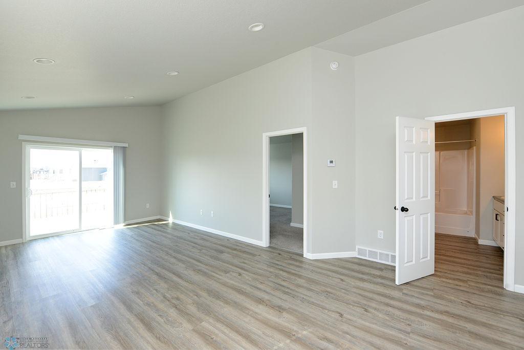 1039 Barnes Drive, West Fargo, North Dakota image 9