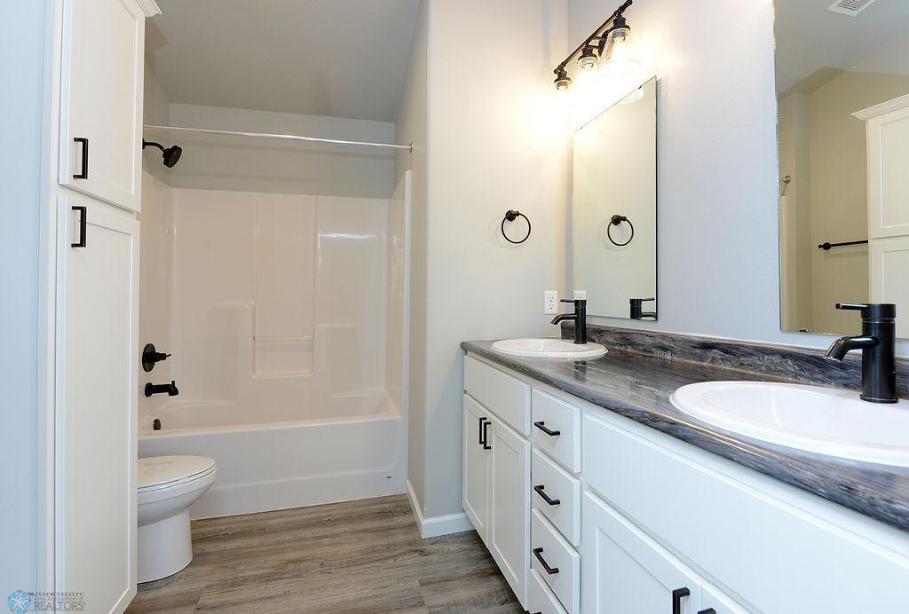 1039 Barnes Drive, West Fargo, North Dakota image 14
