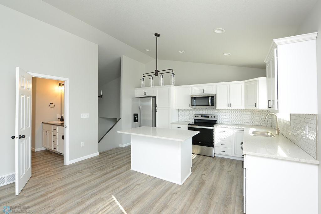 1039 Barnes Drive, West Fargo, North Dakota image 7