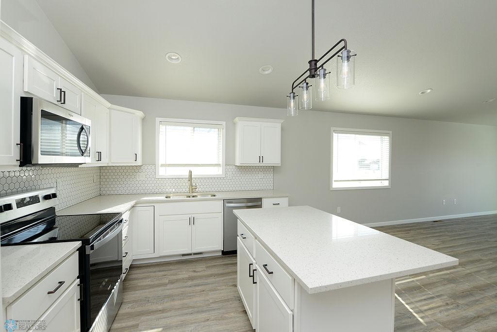 1039 Barnes Drive, West Fargo, North Dakota image 6