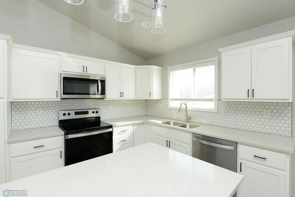 1039 Barnes Drive, West Fargo, North Dakota image 5