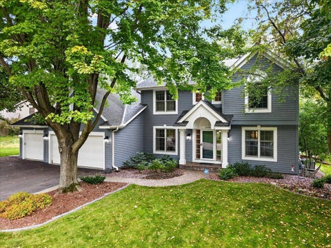 Homes For Sale - 2398 Hunter Drive<br/> Chanhassen, MN 55317