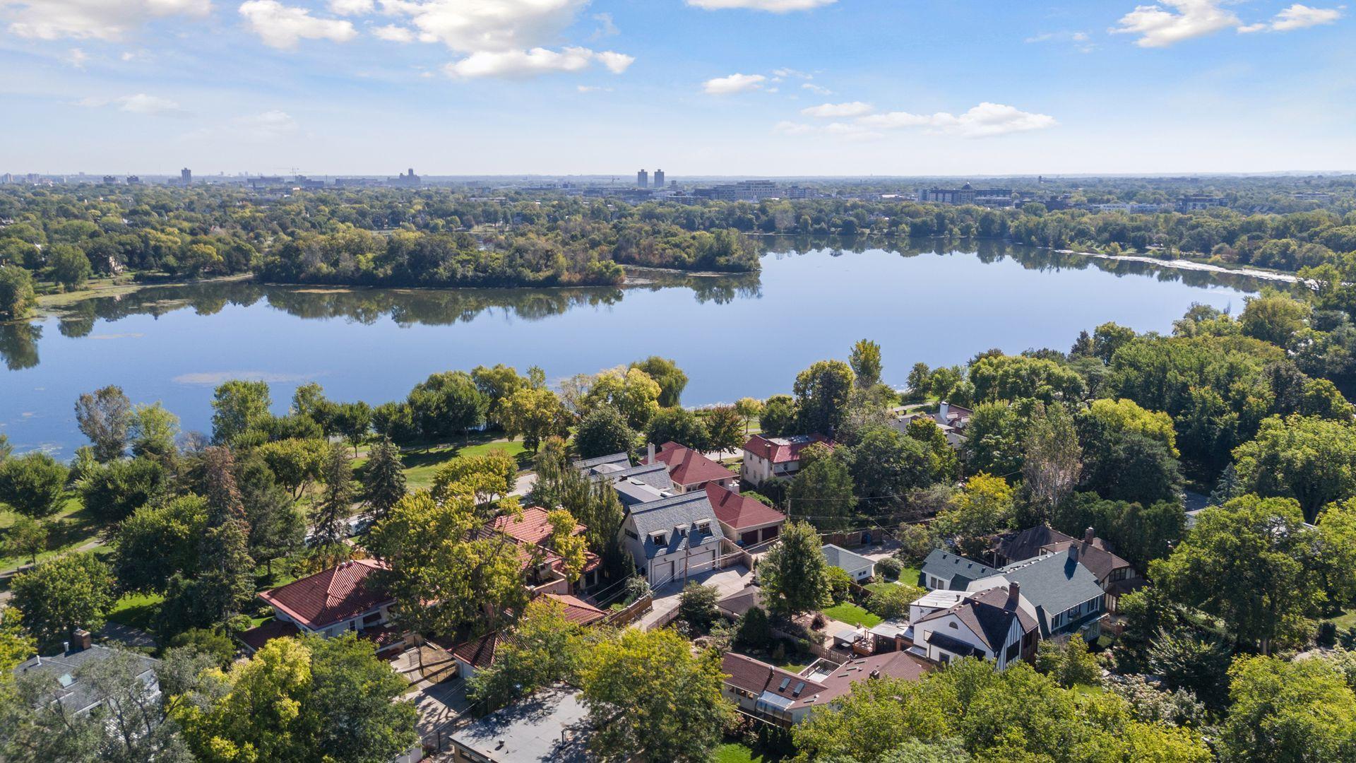 2552 W Lake Of The Isles Parkway, Minneapolis, Minnesota image 38