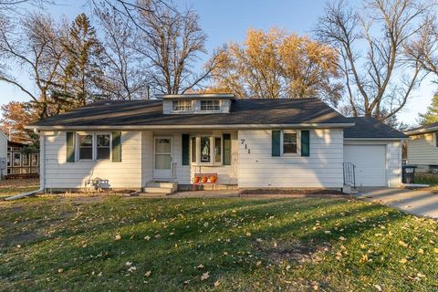 Homes For Sale - 711 E Blue Earth Street<br/> Blue Earth County, Lake Crystal, MN 56055