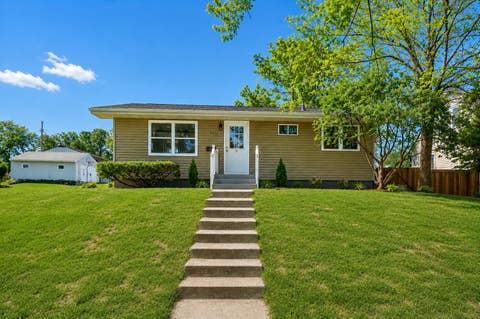 Homes For Sale - 820 7th Avenue<br/> Shakopee, MN 55379
