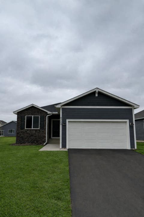 Homes For Sale - 2120 Ridgepointe Drive<br/> Dakota County, Hastings, MN 55033
