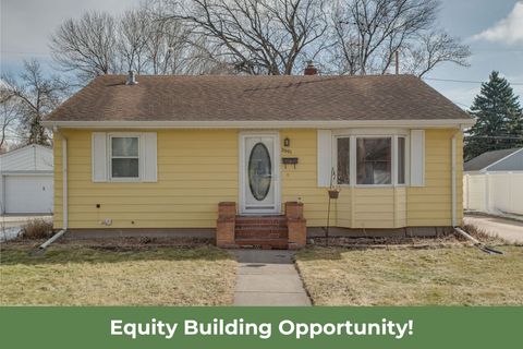 Homes For Sale - 2001 8th Street<br/> Fargo, ND 58102