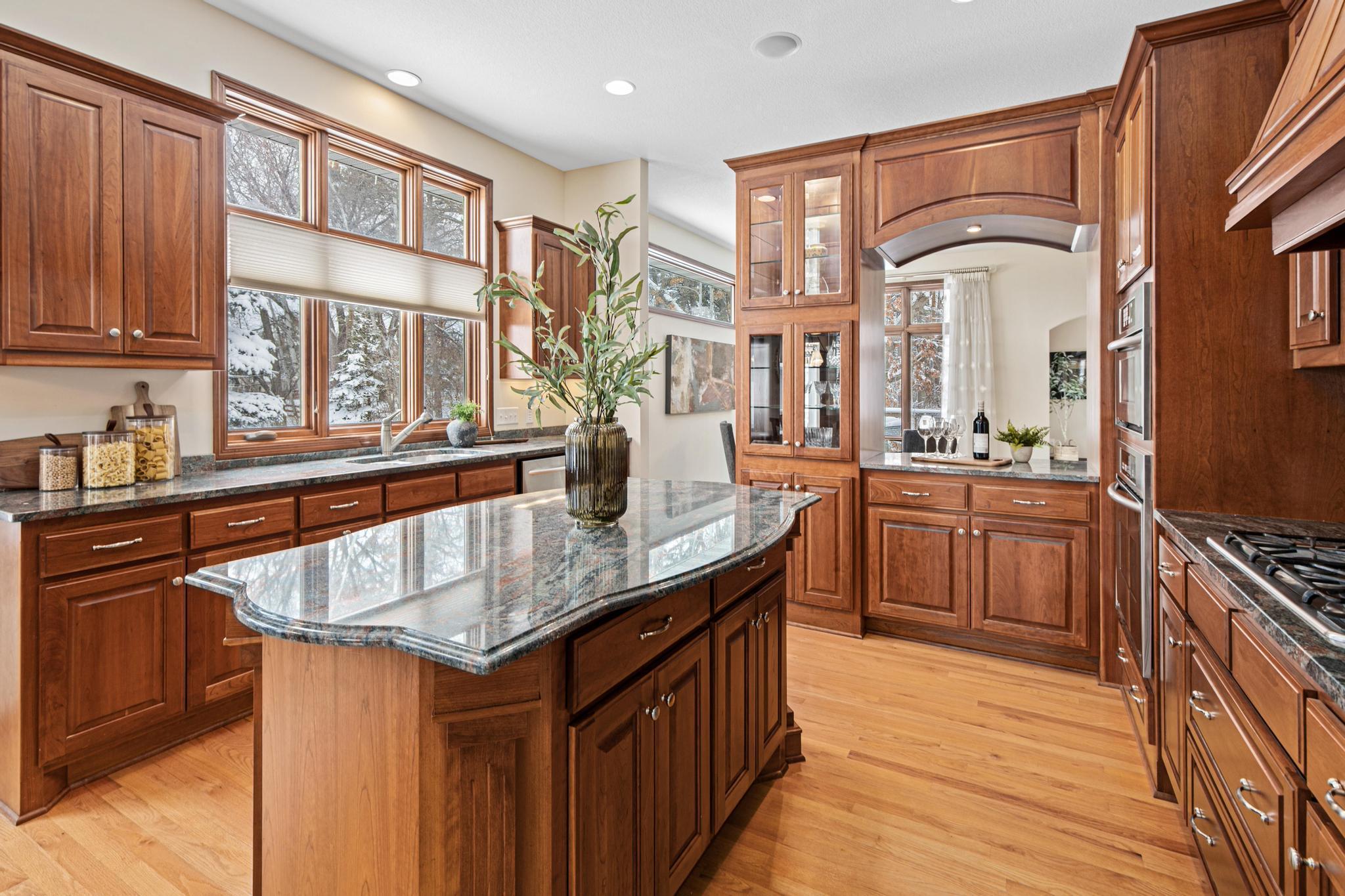 2202 Midland View Court, Saint Paul, Minnesota image 2