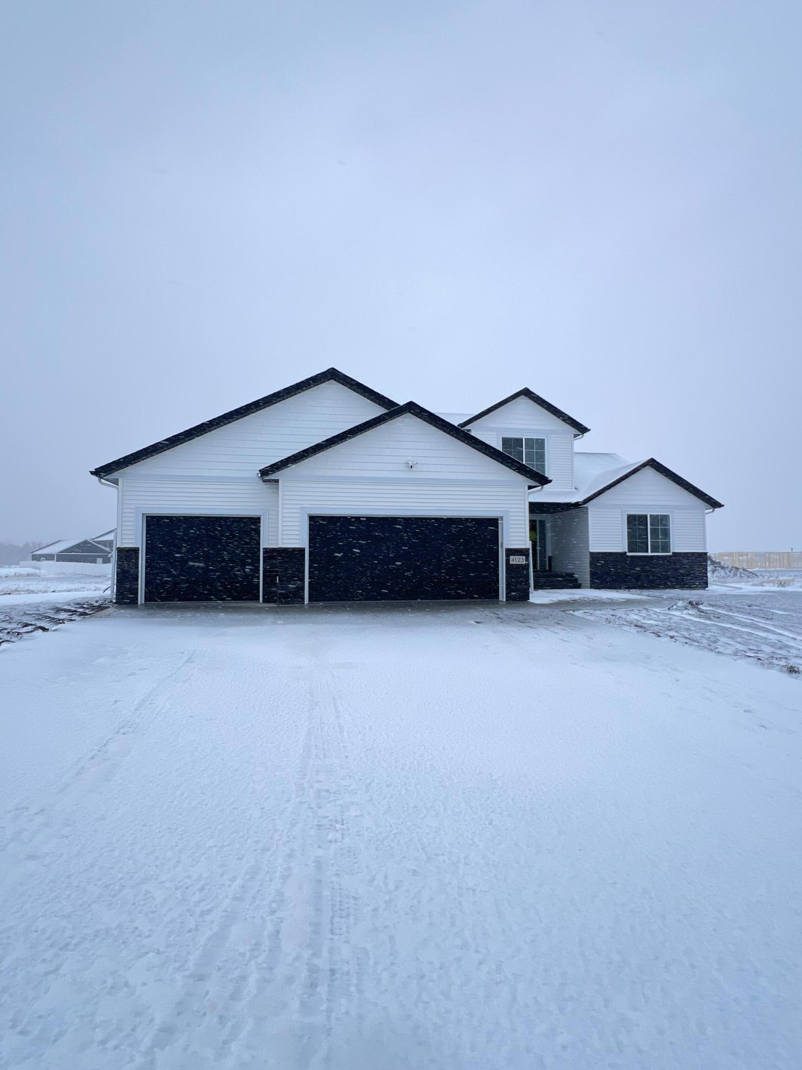 Reiles Acres, North Dakota 58102, United States, 4 Bedrooms Bedrooms, ,2 BathroomsBathrooms,Residential,Pending,250443