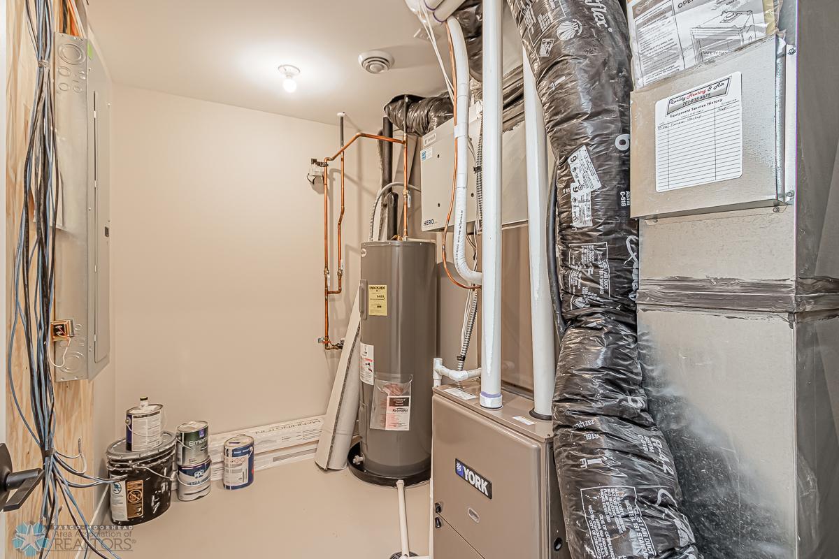 Moorhead, Minnesota 56560, United States, 5 Bedrooms Bedrooms, ,3 BathroomsBathrooms,Residential,Pending,55116