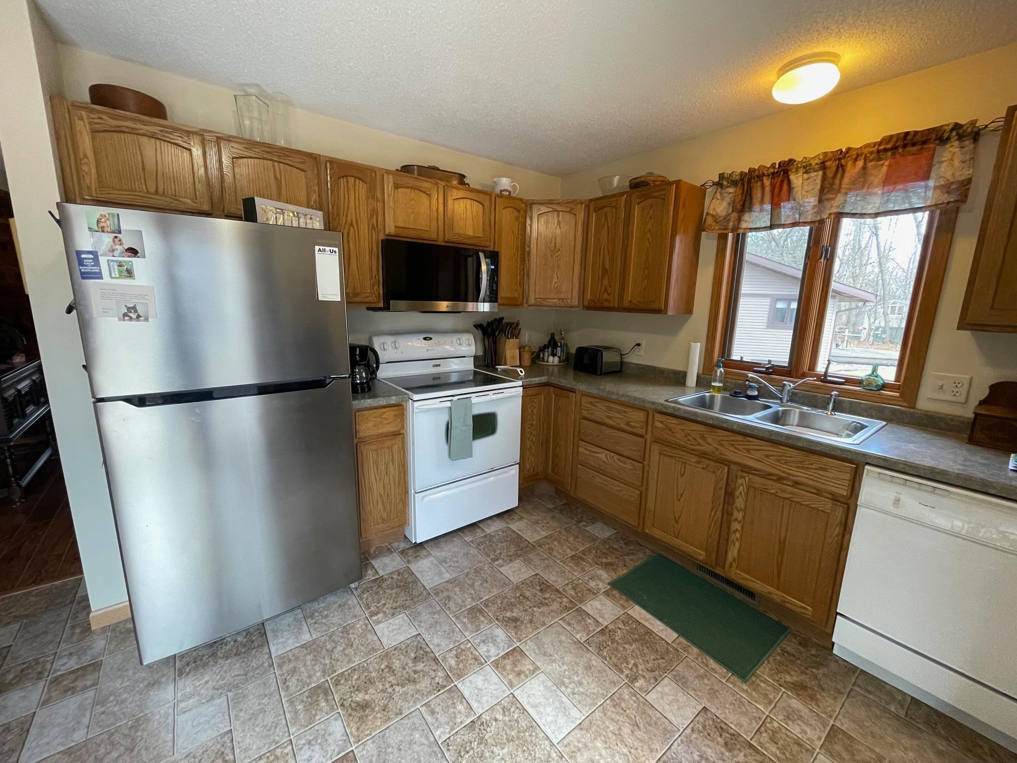 608 Woodridge Court, Menomonie, Wisconsin image 3