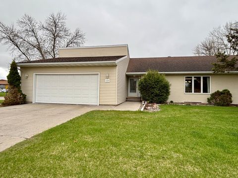 Townhouse For Sale - 1304 Dale Street<br/> Pennington County, Thief River Falls, MN 56701