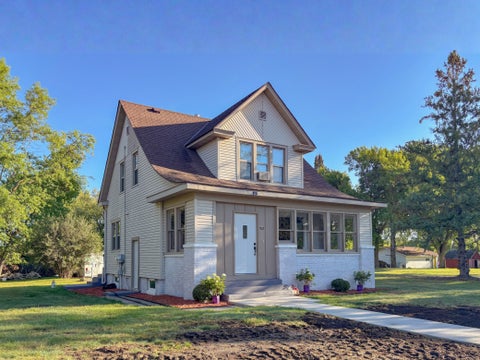 Homes For Sale - 502 W Broadway Avenue<br/> Elizabeth, MN 56533