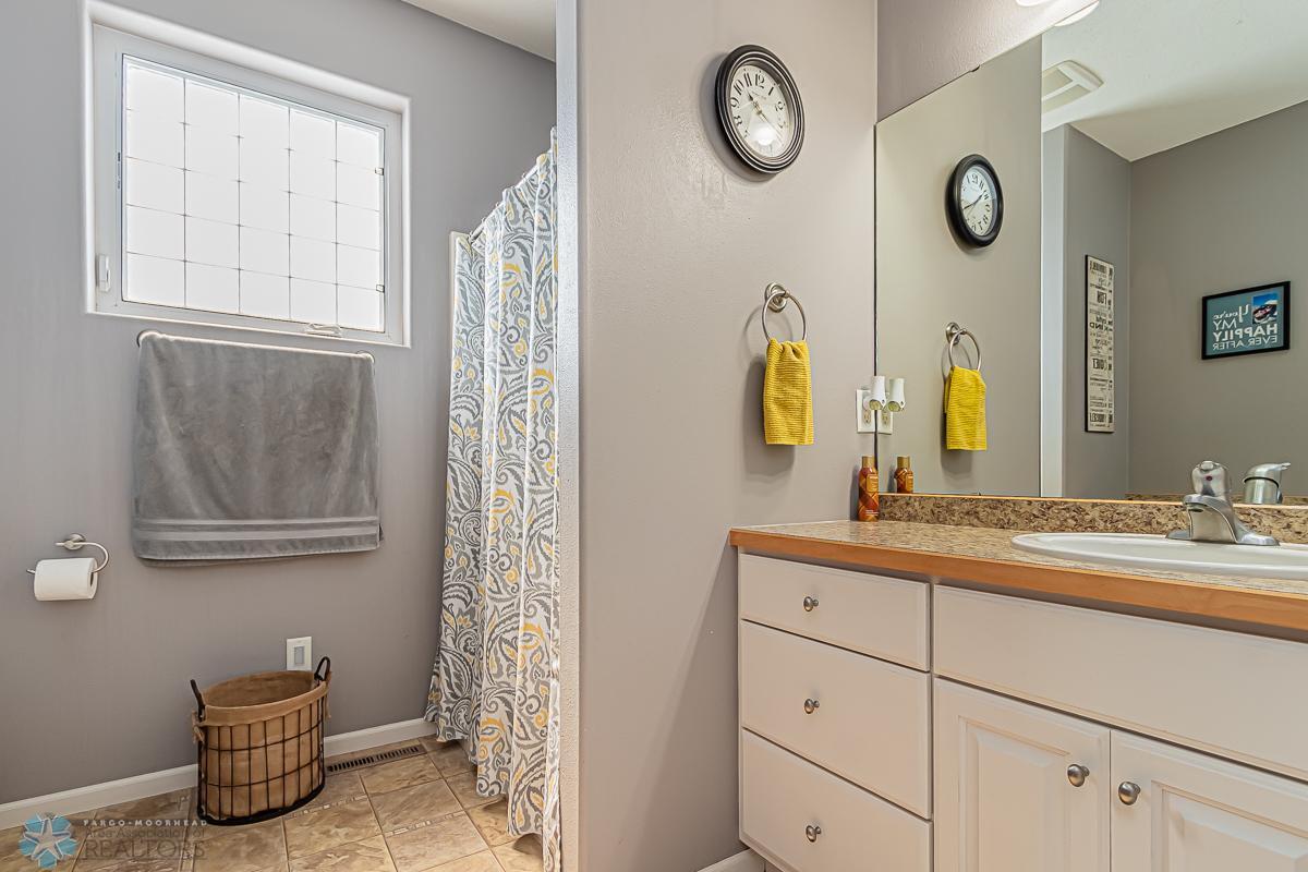 Horace, North Dakota 58047, United States, 4 Bedrooms Bedrooms, ,3 BathroomsBathrooms,Residential,Pending,55005