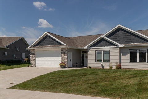 Townhouse For Sale - 162 Sandstone Drive<br/> Eyota, MN 55934