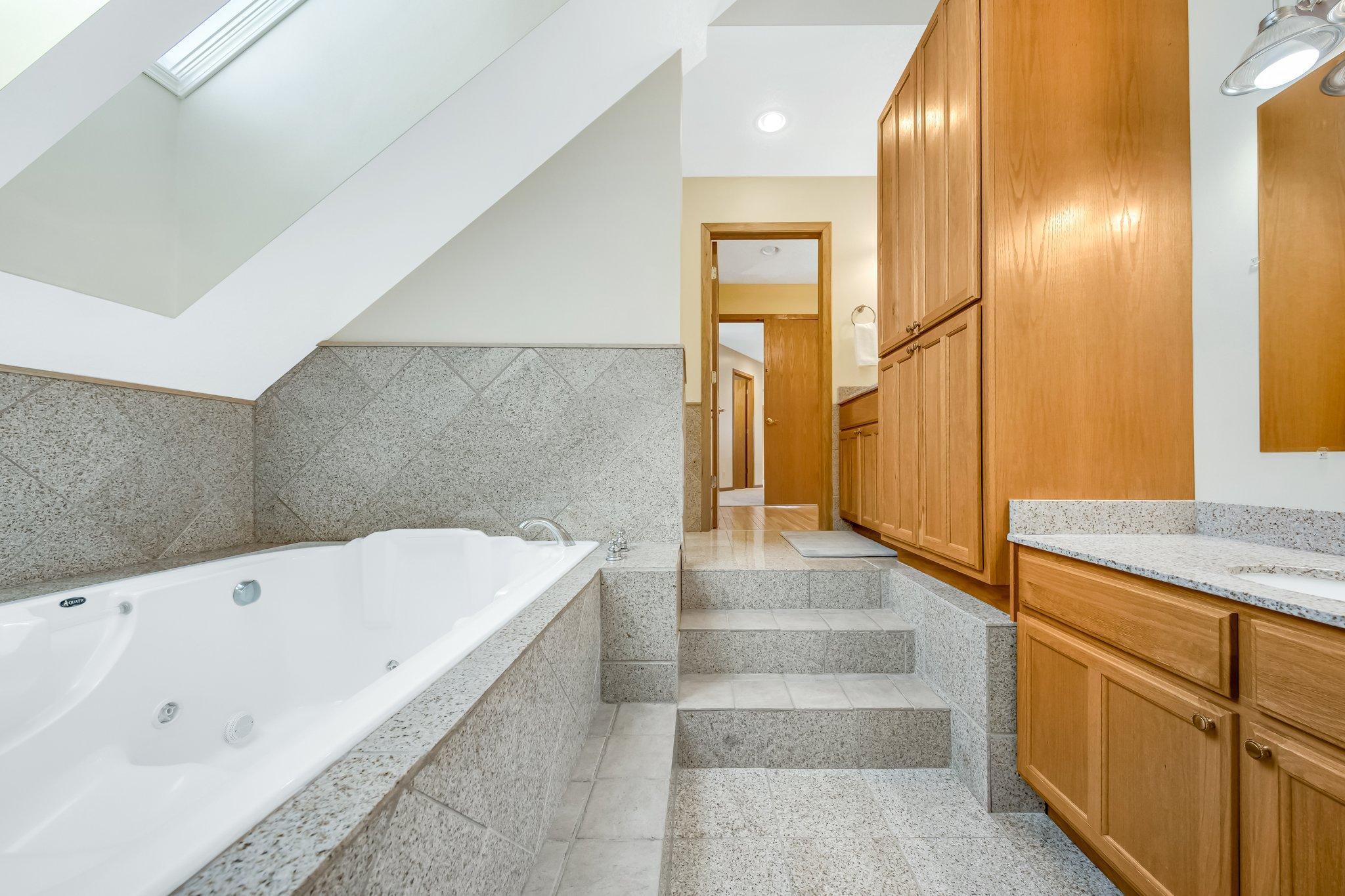 8348 Stone Creek Drive, Chanhassen, Minnesota image 38