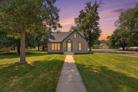 Homes For Sale - 1002 Cedar Street<br/> Douglas County, Alexandria, MN 56308