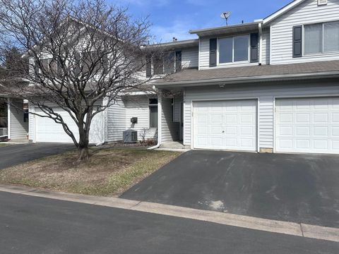 Townhouse For Sale - 516 Roundhouse Street<br/> Scott County, Shakopee, MN 55379