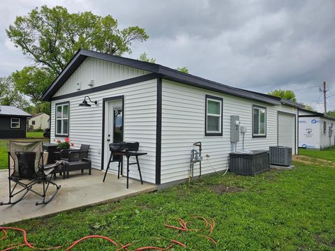 Homes For Sale - 201 1/2 10th Avenue<br/> Pipestone County, Pipestone, MN 56164