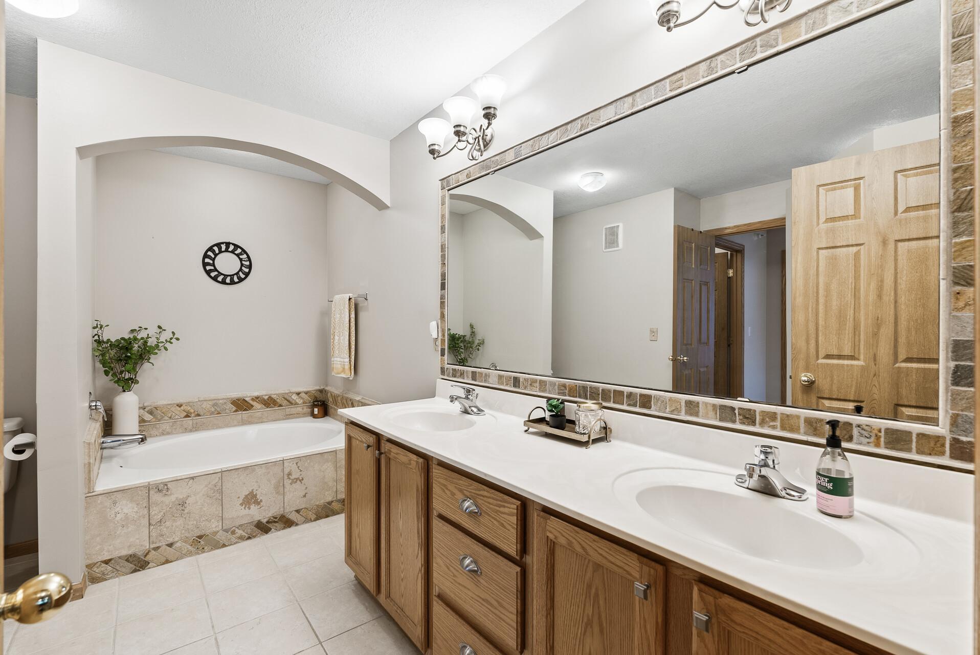 14334 Wilson Drive, Eden Prairie, Minnesota image 25