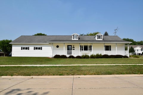 Homes For Sale - 403 13th Avenue<br/> Sibley, IA 51249